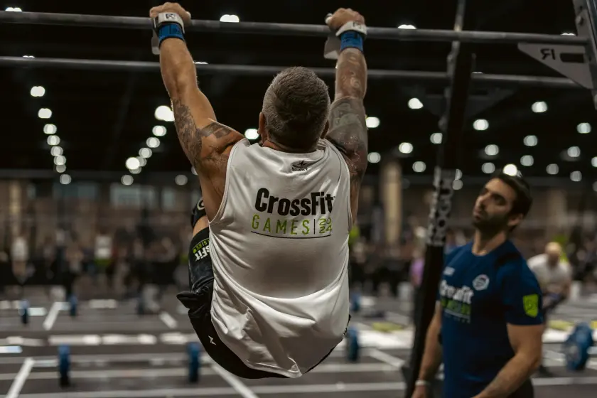 Competitor hanging from the pull up rig at the CrossFit Games