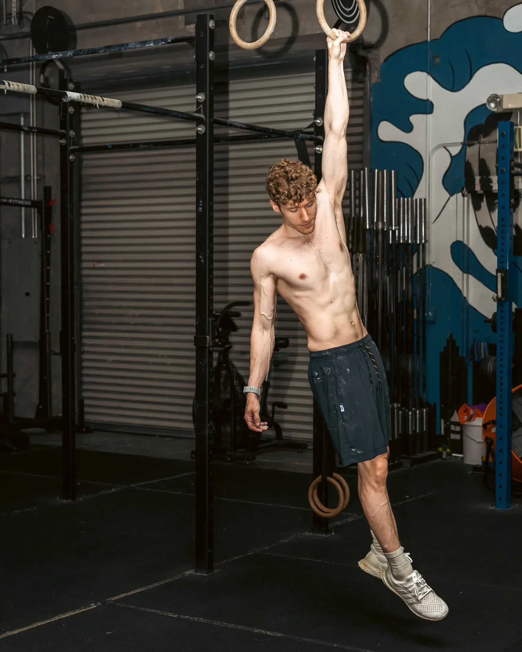 Athlete hanging from the rig mid pull up